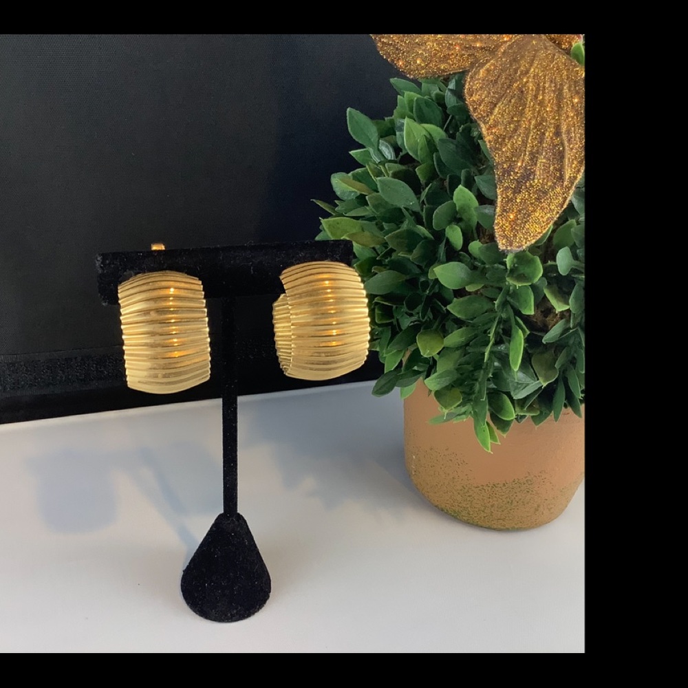 Ribbed hoop earrings gold tone